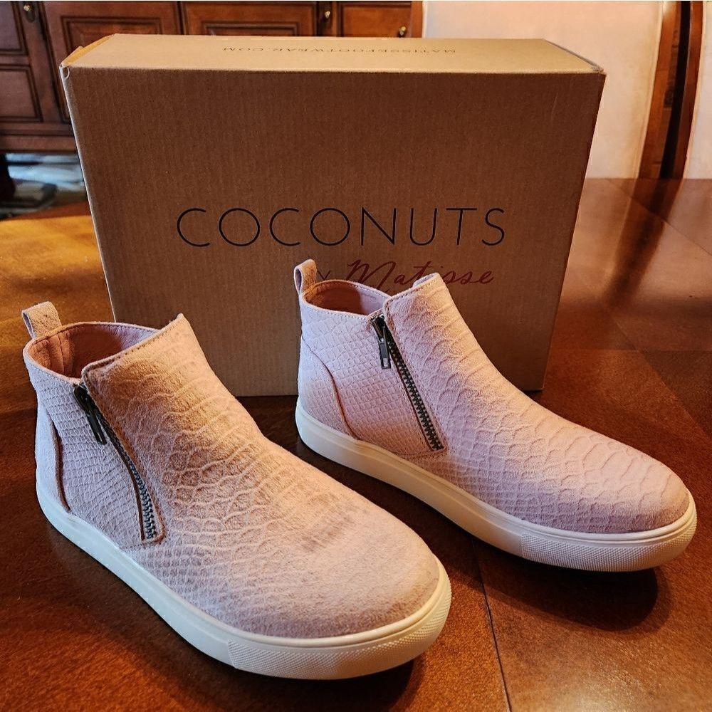 NEW Coconuts by Matisse Zip Up Suede Ankle Boots Shoes, Size 6, Light Pink